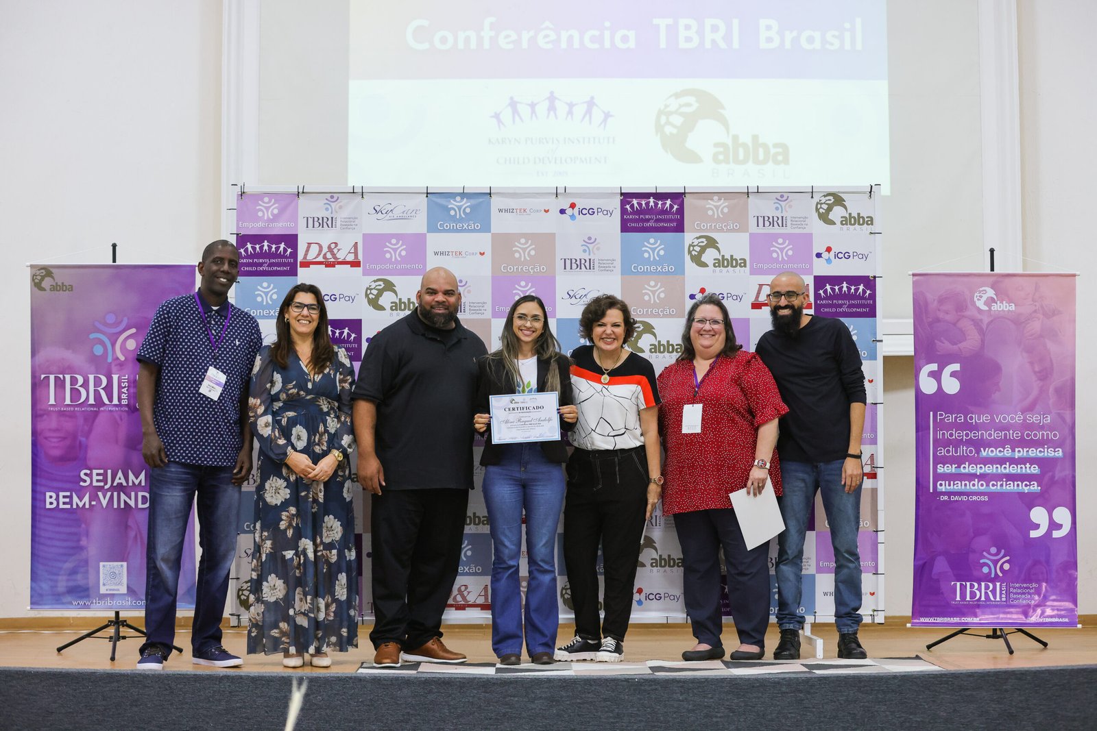 Aline Andolfo recebendo certificado na Conferência TBRI Brasil