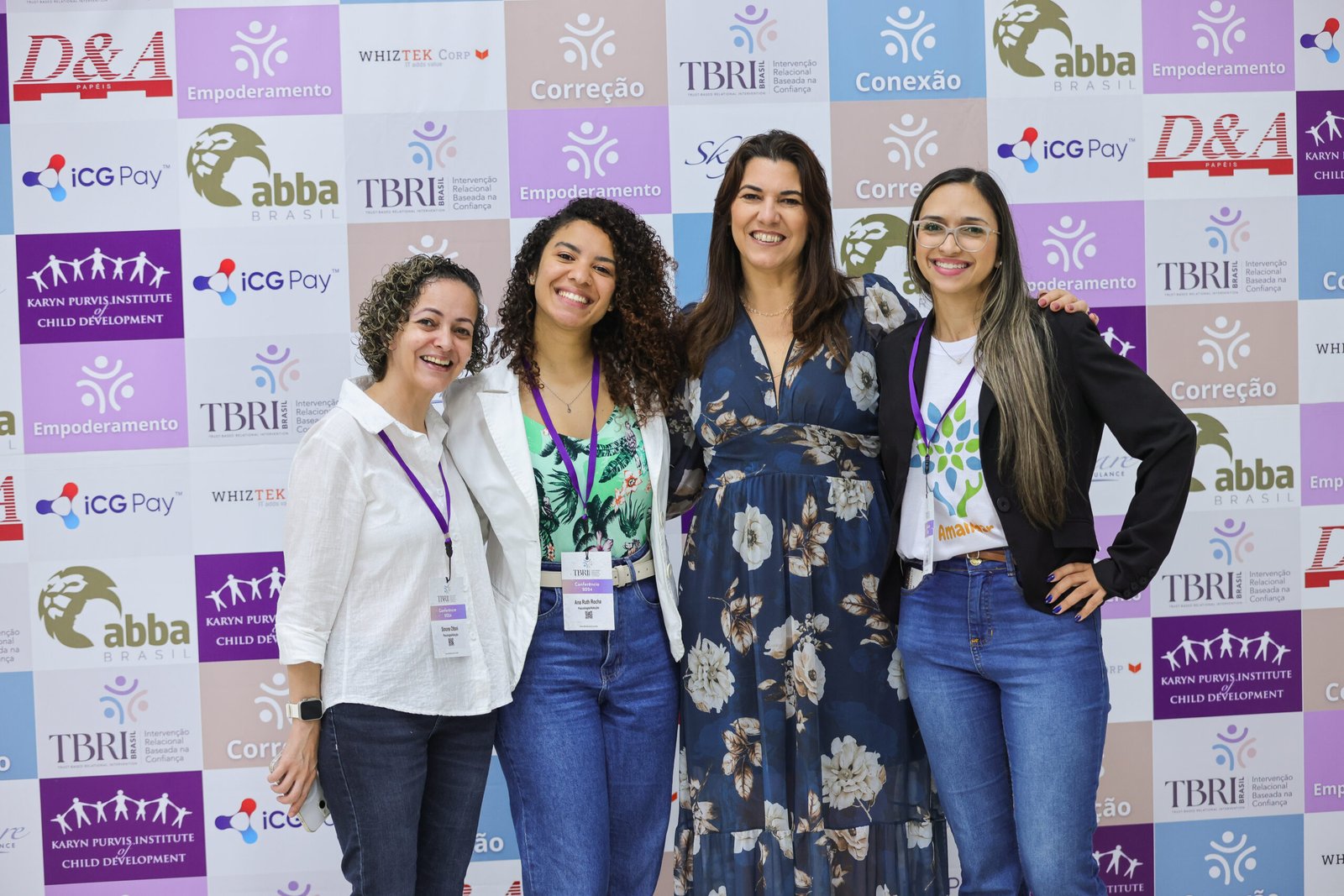 Aline Andolfo em atividade com colegas de profissão