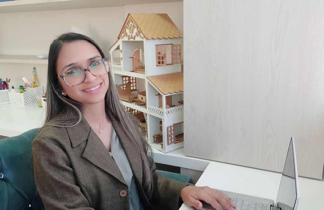 Aline Andolfo no consultório, ao lado da casinha de brinquedo usada nos atendimentos com crianças