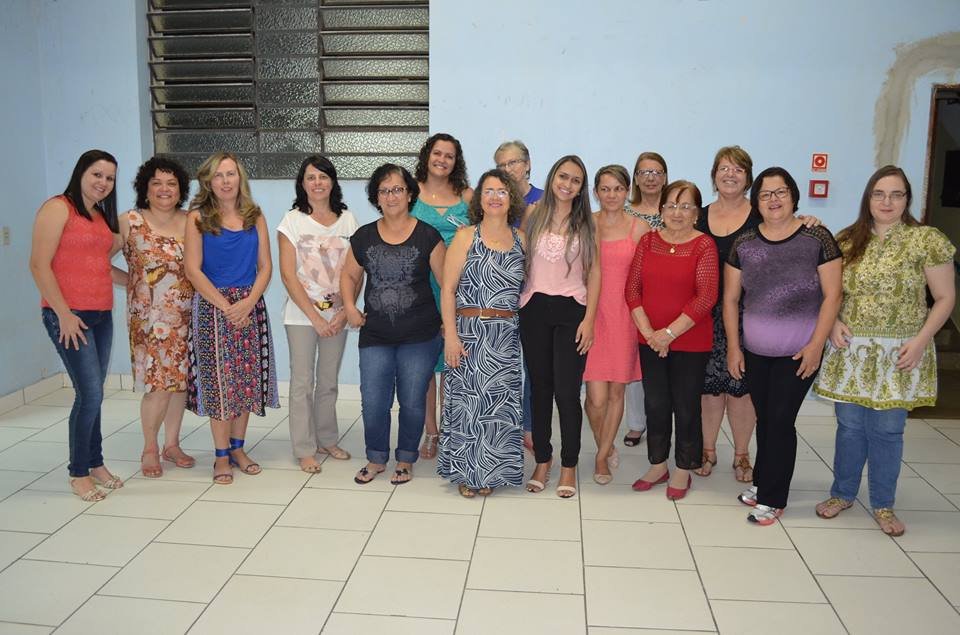 Grupo de participantes reunido ao final da palestra sobre autoestima